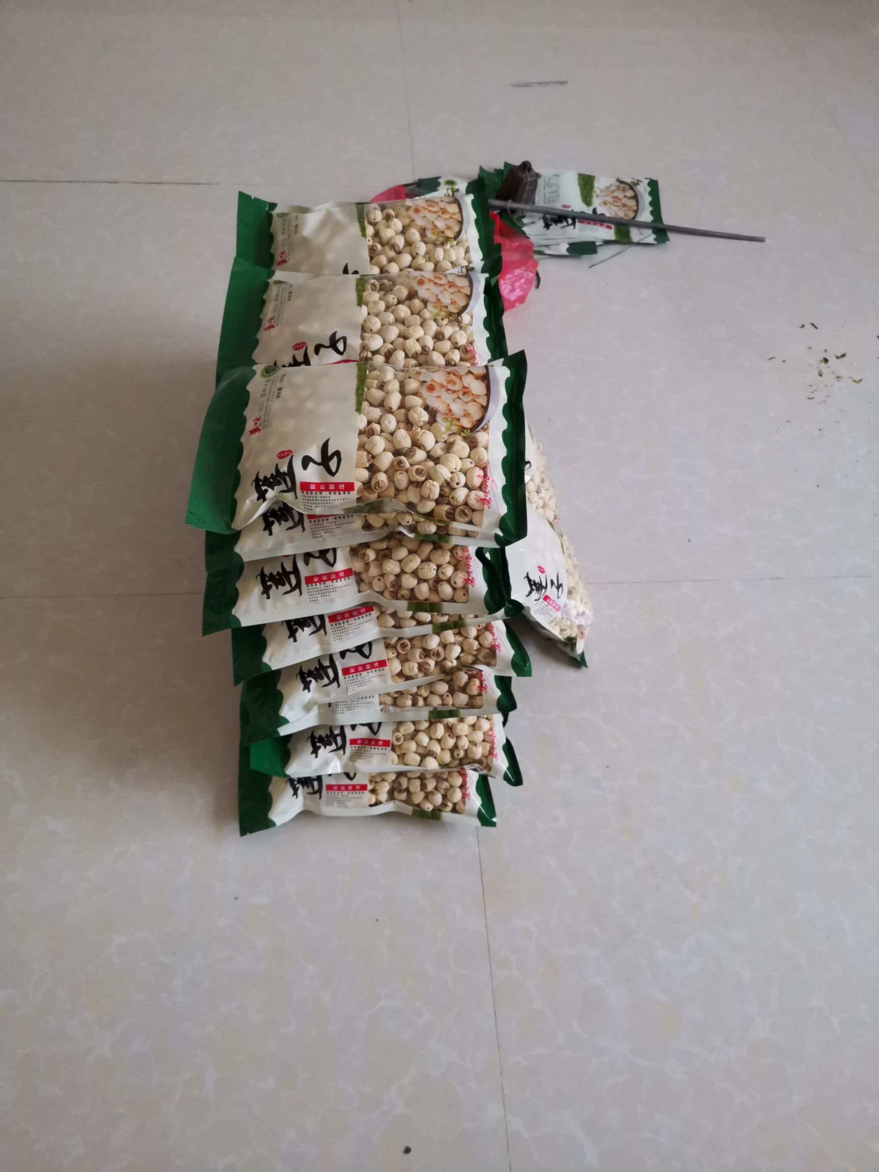 白莲子  乡下白莲又好吃，没有加什么防腐剂，好煮，可以煲汤或