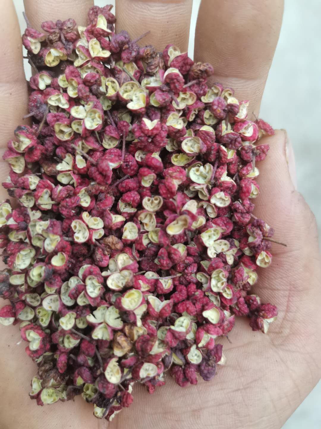  清水大红袍花椒，色度好，肉厚，价位高，质量好。