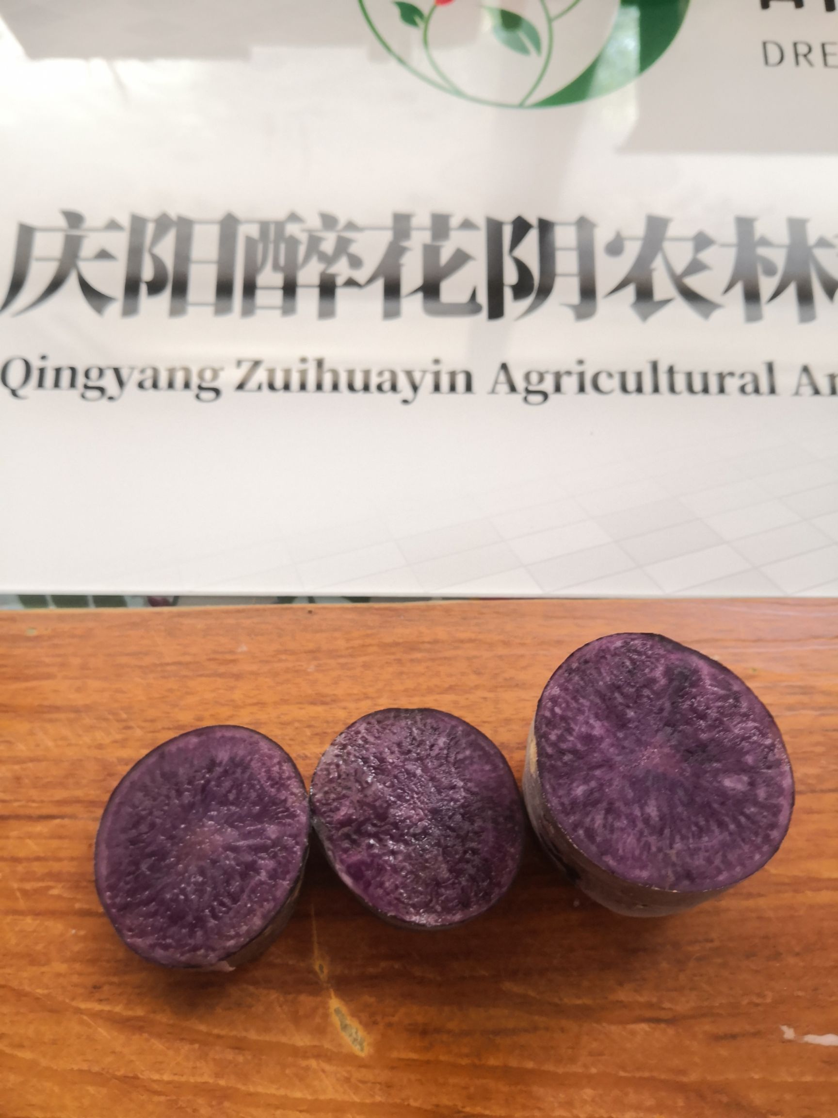 新鲜黑金刚黑土豆，现挖彩色马铃薯，紫土豆产地直供批发