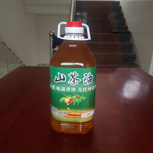 富宁县压榨山茶油 农家自榨天然的山茶油，又称月子油，味美佳稀。