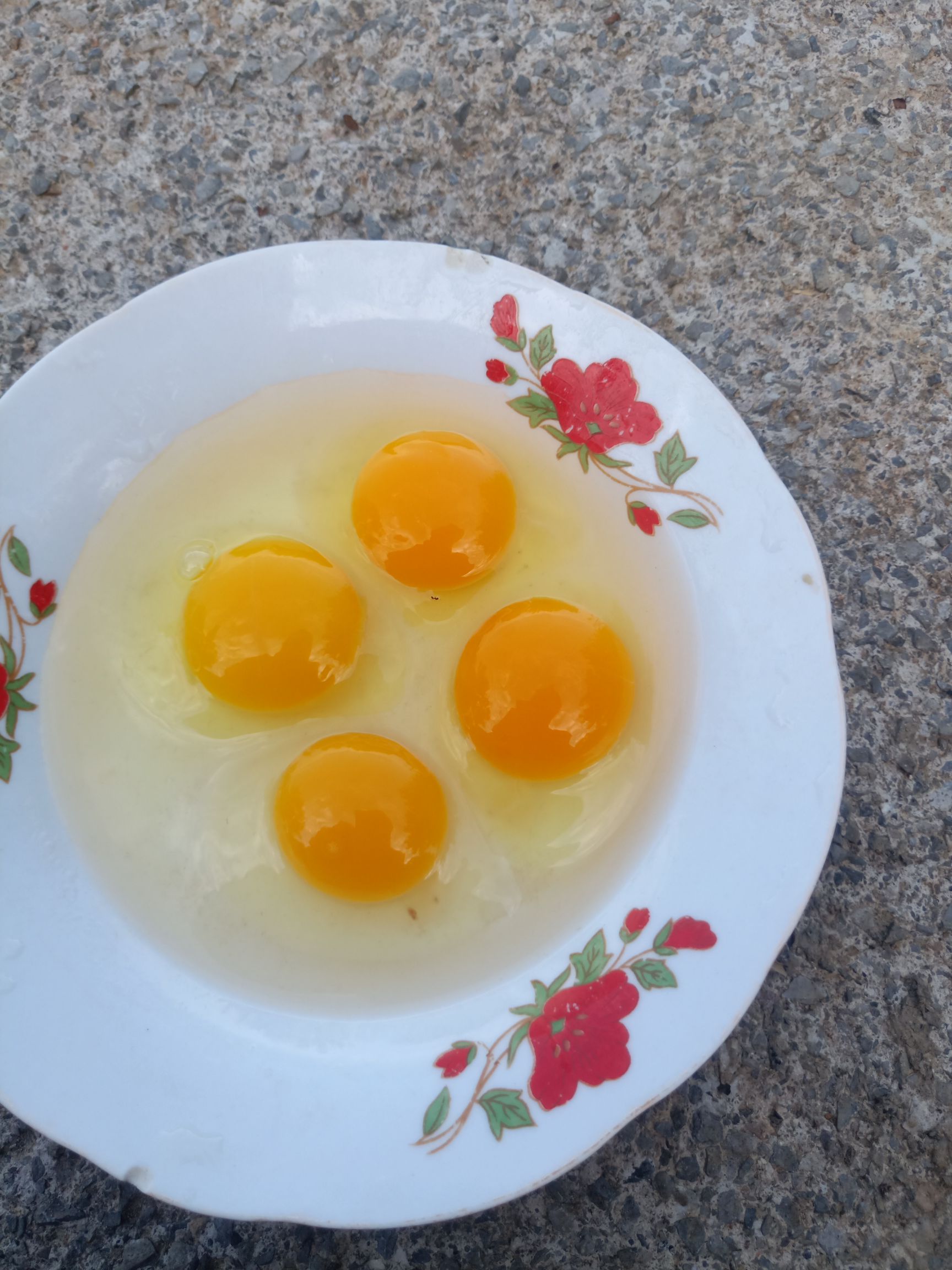 土鸡蛋，绿壳蛋。当天捡当天发货，保证品质，破损包赔。