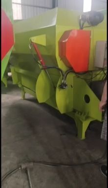 行唐县养殖设备 牧场专用撒料车，搅拌机，输送带，等一系列产品