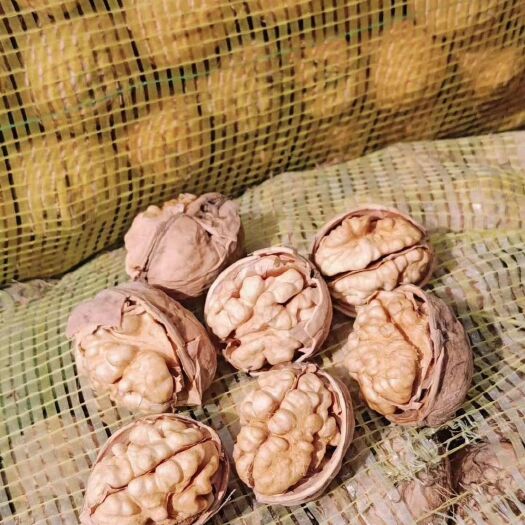 阿图什市新疆阿克苏薄皮核桃 手捏即碎 运费可协商，或亲自带走