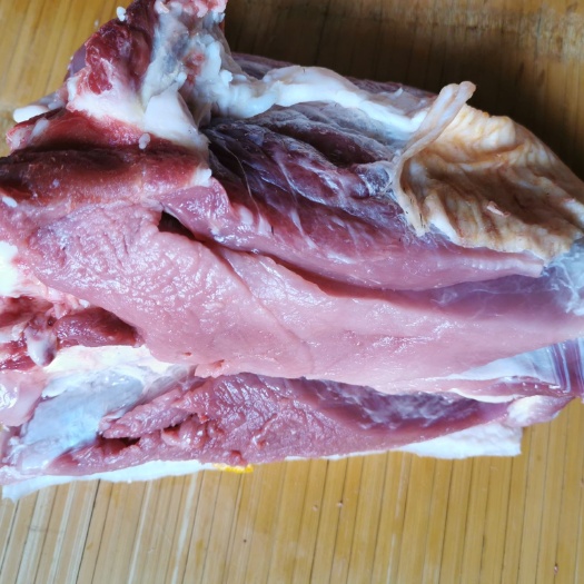 后腿肉  杂交改良山猪肉，散养一年以上时间，吃五谷杂粮长大。
