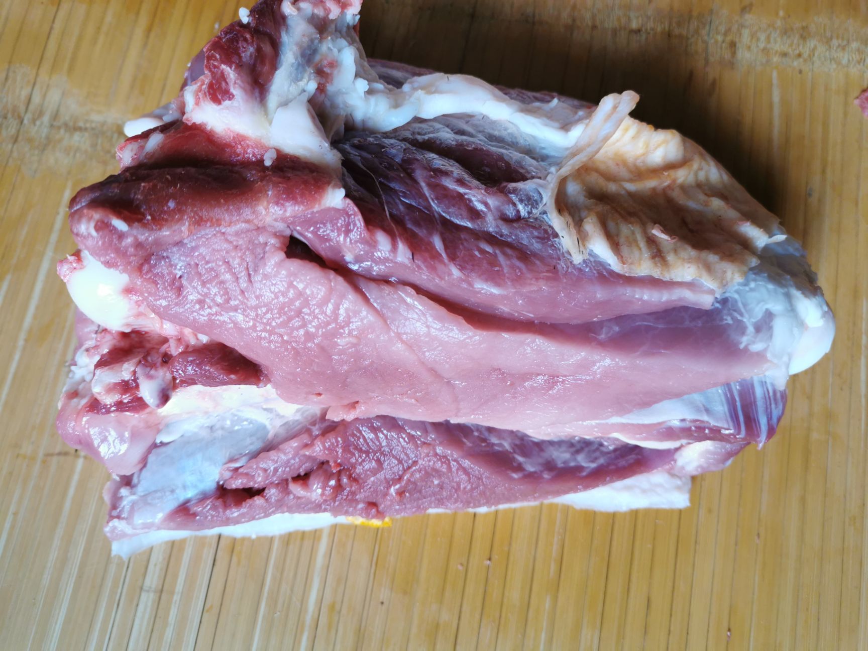 土猪肉  杂交改良山猪肉，散养1年时间，吃五谷杂粮长大。