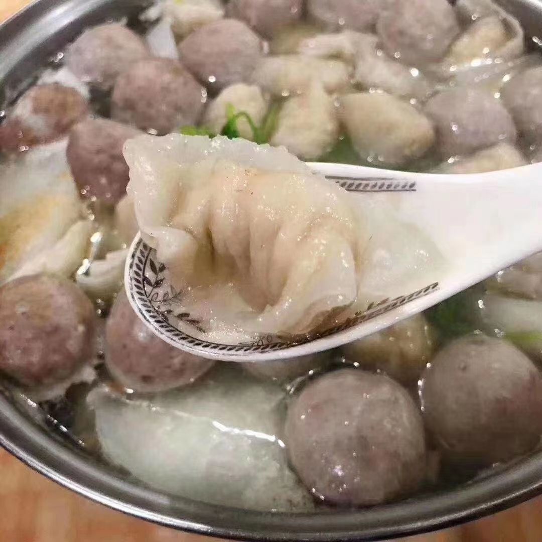 海鲜饺  潮汕手工鱼皮饺，新鲜鱼糜制成鱼皮，劲道有弹性