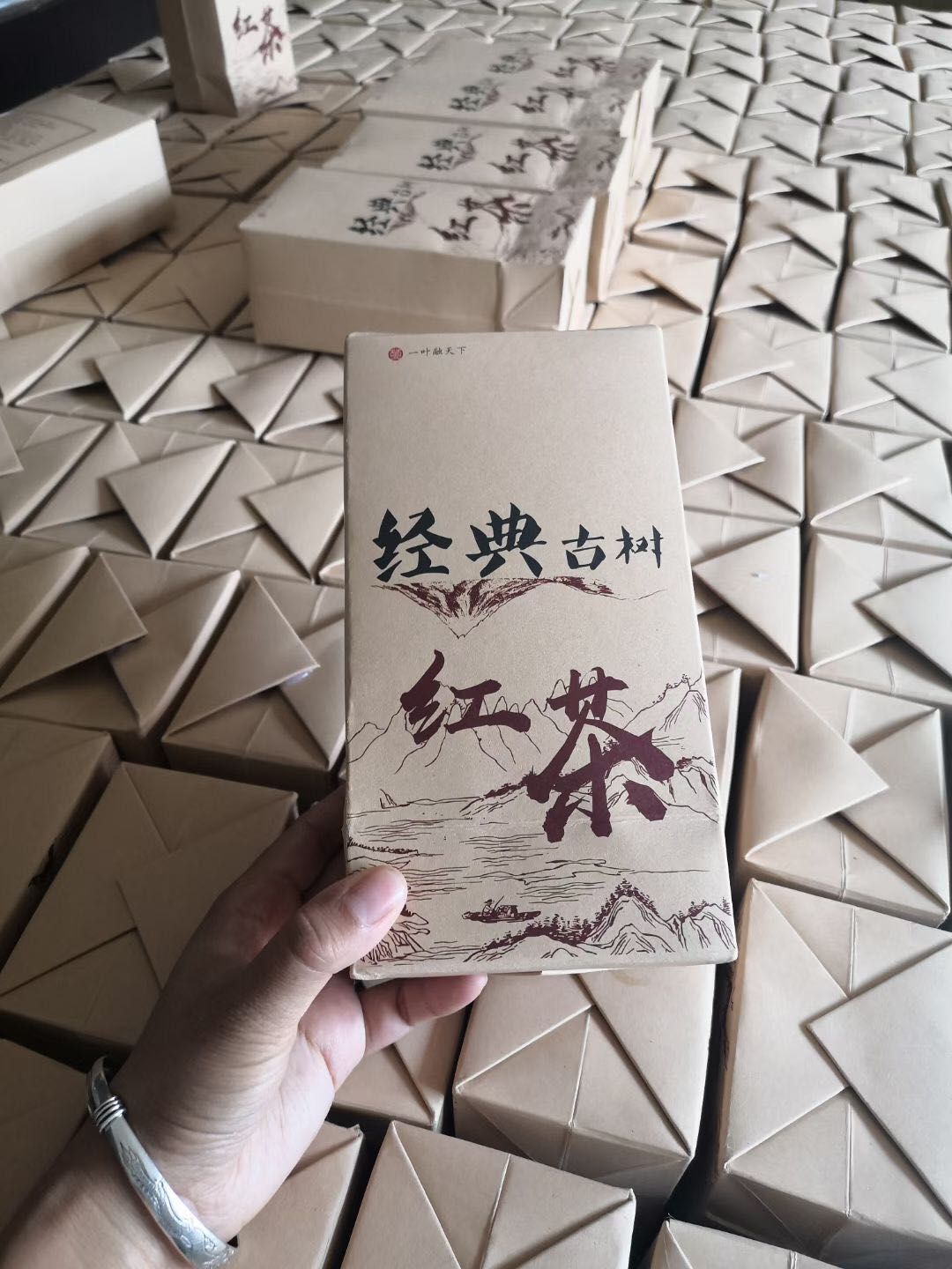  云南经典古树红茶，绿茶