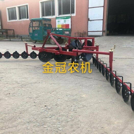  四轮拖拉机带筑梗平地机机，扶背机，起垄机宽度可调节