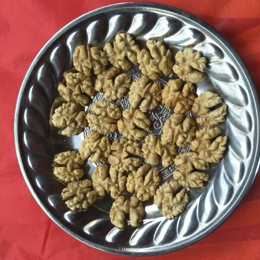 凤庆县 核桃仁，个大肉厚，自家种植，天然，纯手工加工。
