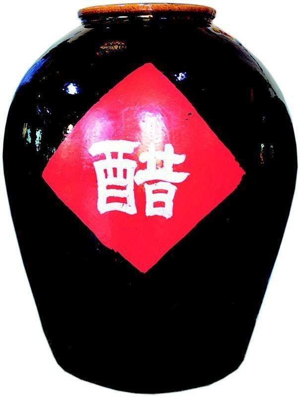  山西老陈醋色泽呈酱红色，食之绵、酸、香、甜、鲜。