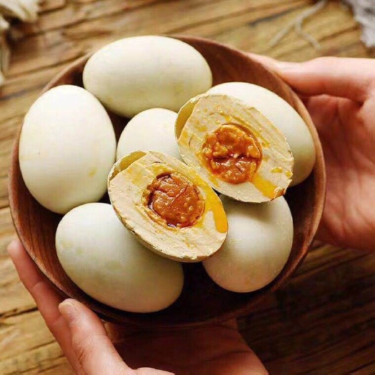 尉氏县咸鸭蛋五香美味，起沙流油口齿留香，真空独立包装，打开剥壳即食