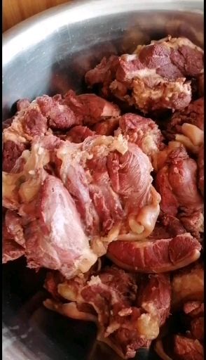 宁津县鲜马肉  五香马肉快价格超级适合，带皮熟马肉，去皮熟马肉，五香口味