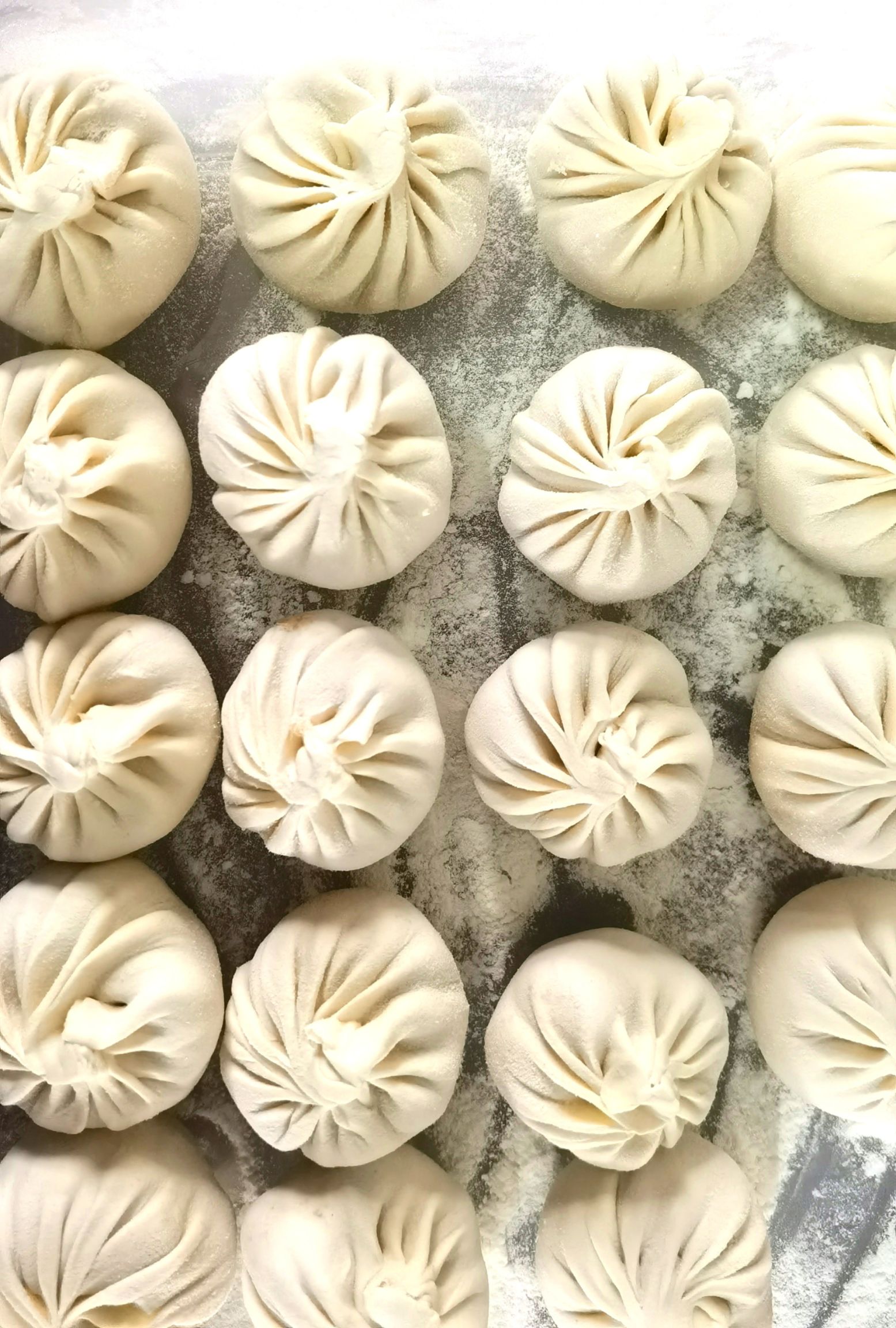 包子  上海小笼汤包，汤汁鲜美，皮有嚼劲。