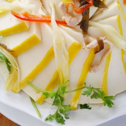 荆州荆州鱼糕色泽鲜美嫩滑，吃起来Q弹Q弹，也称为舌尖上的美肴。