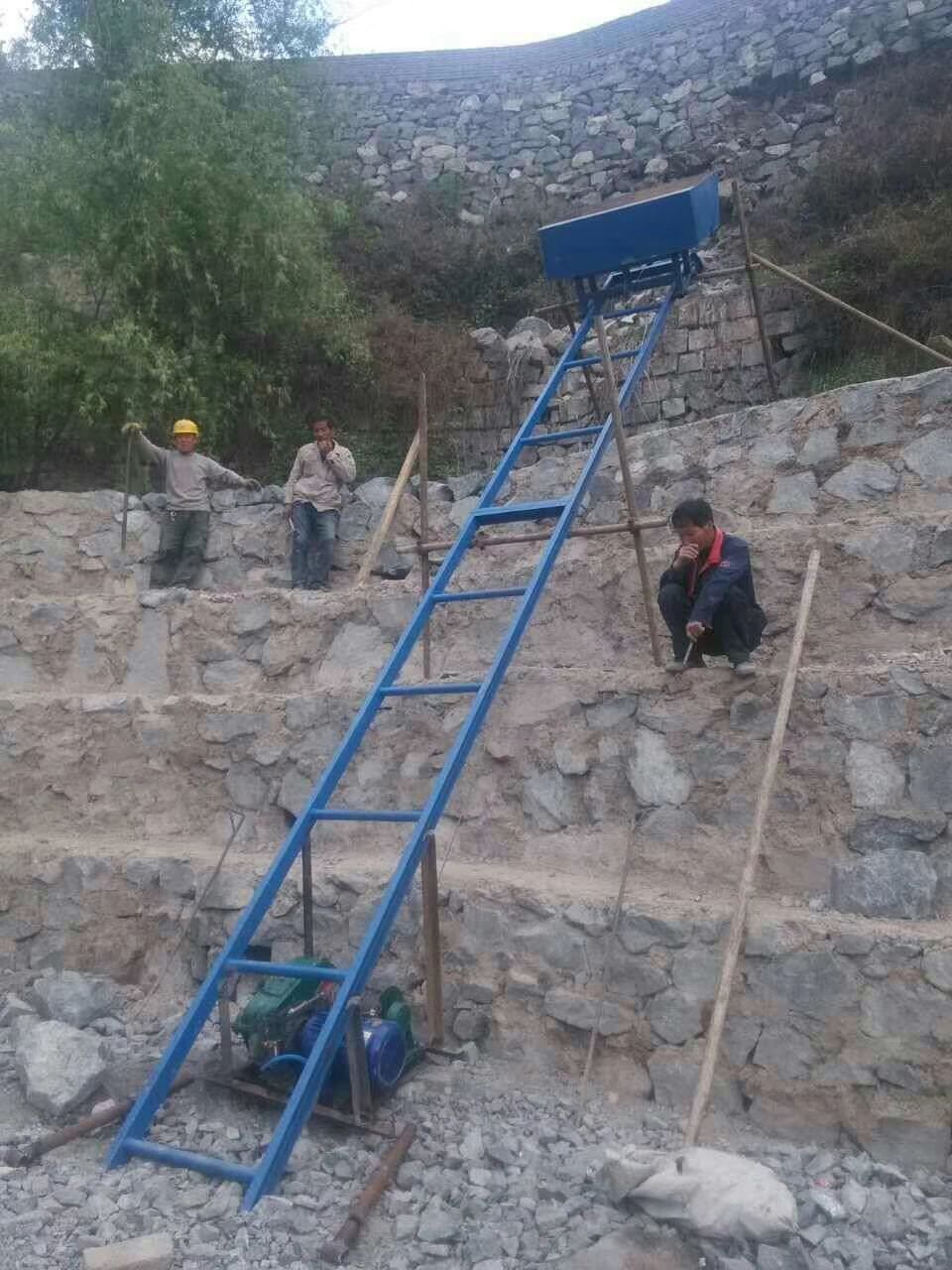  爬山虎上料机高层建筑装卸公路护坡运料陡坡斜坡运料提升机