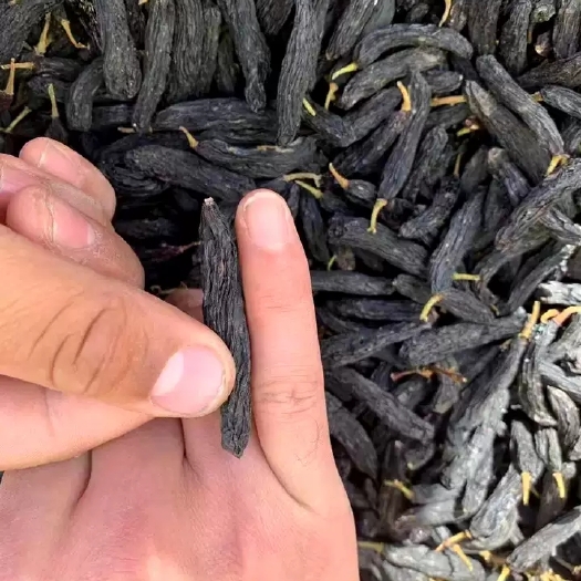 新疆特产，黑美人葡萄干，天然是黑色，日照时间长，酸甜可口。