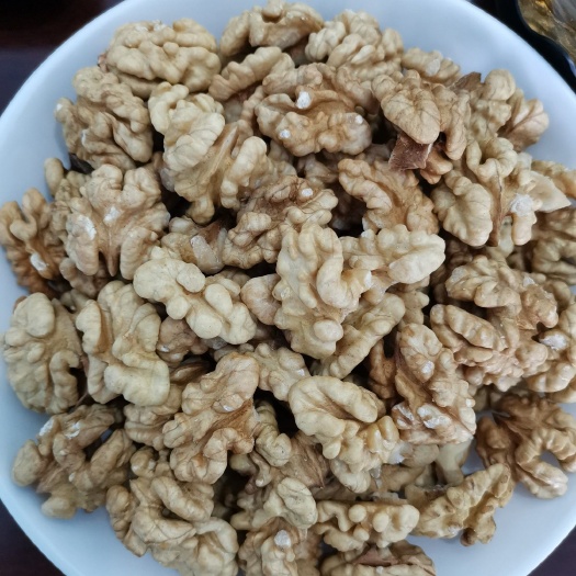 疏附县纸皮核桃  能够帮助人体改善脑部血液循环，补充营养，