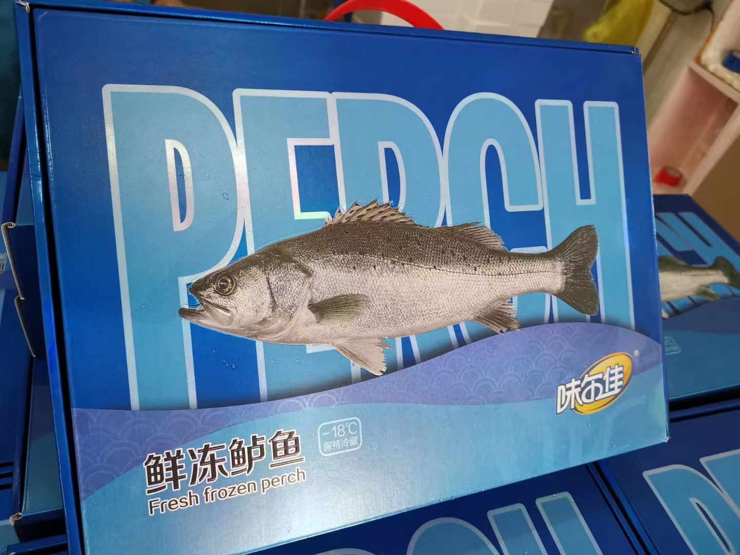 鲜活速冻的海鲈鱼。烫金礼盒和普通礼盒包装两种！一箱4条