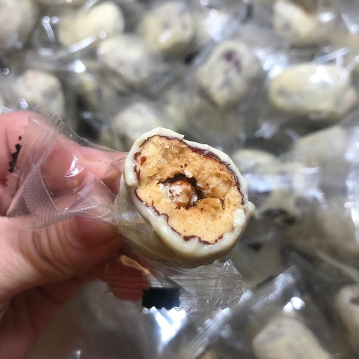 奶枣巴旦木夹心奶枣新疆和田大枣制作而成