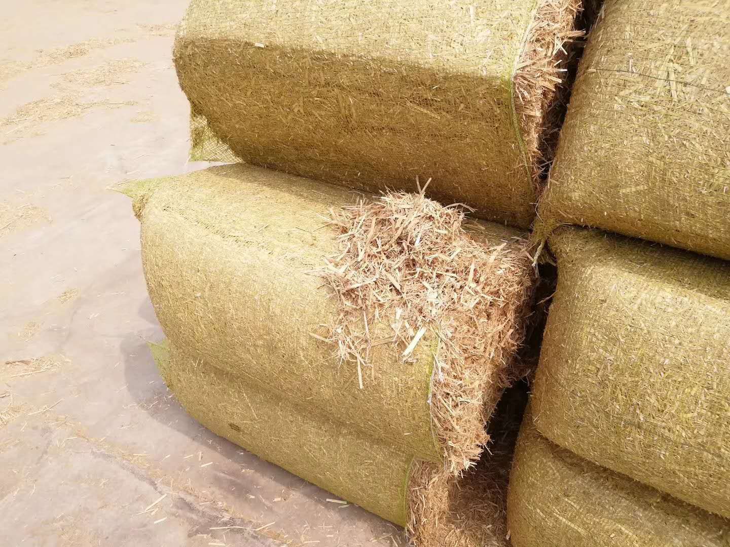 奶牛棉籽黄牛棉籽育肥饲料，棉粕棉饼玉米芯压块稻草麦秆棉籽壳