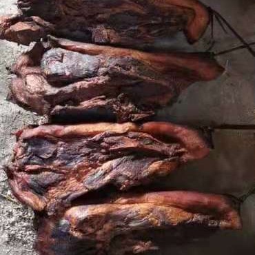永顺县湖南腊肉 红里发亮，体型大块，肉质紧实细致，有嚼劲，味道香浓。