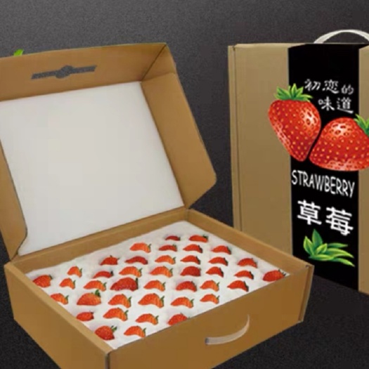  江苏句容白兔奶油红颜草莓
