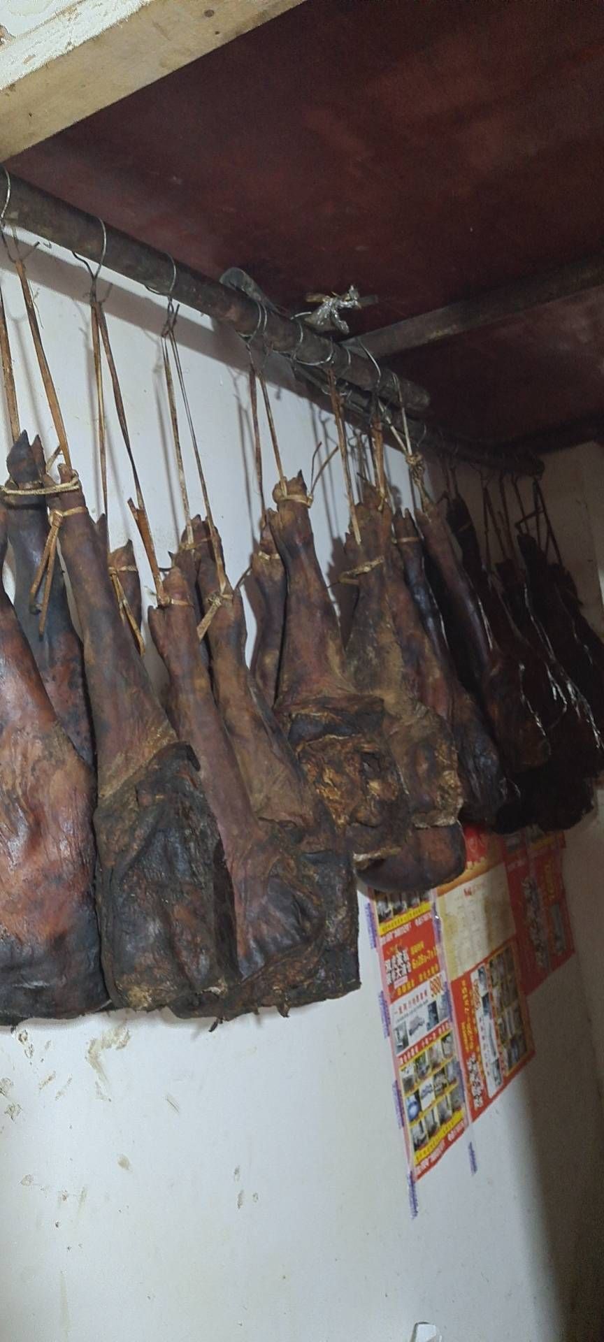 腊猪腿  传统瓦房香柏树枝熏制