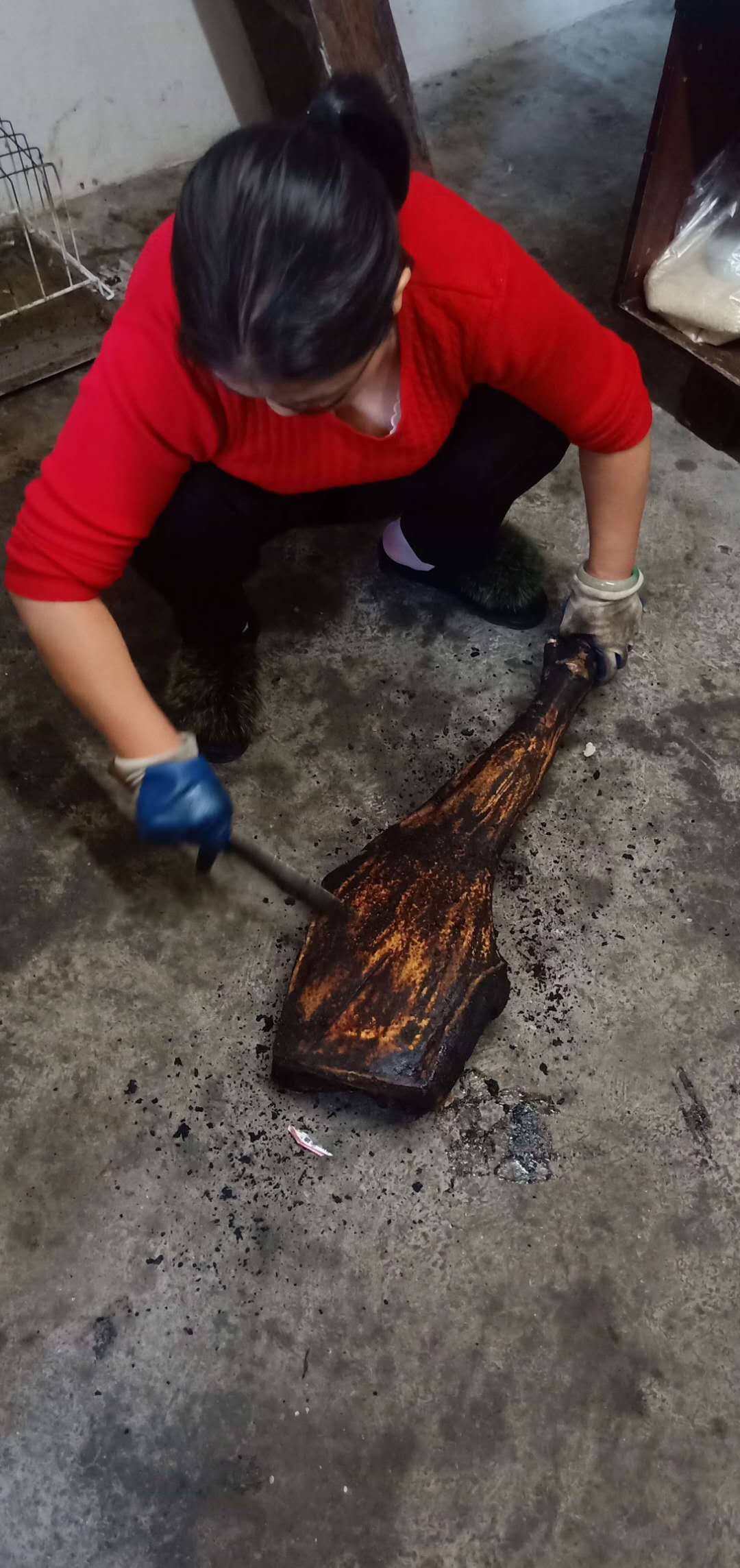 腊猪腿  传统瓦房香柏树枝熏制