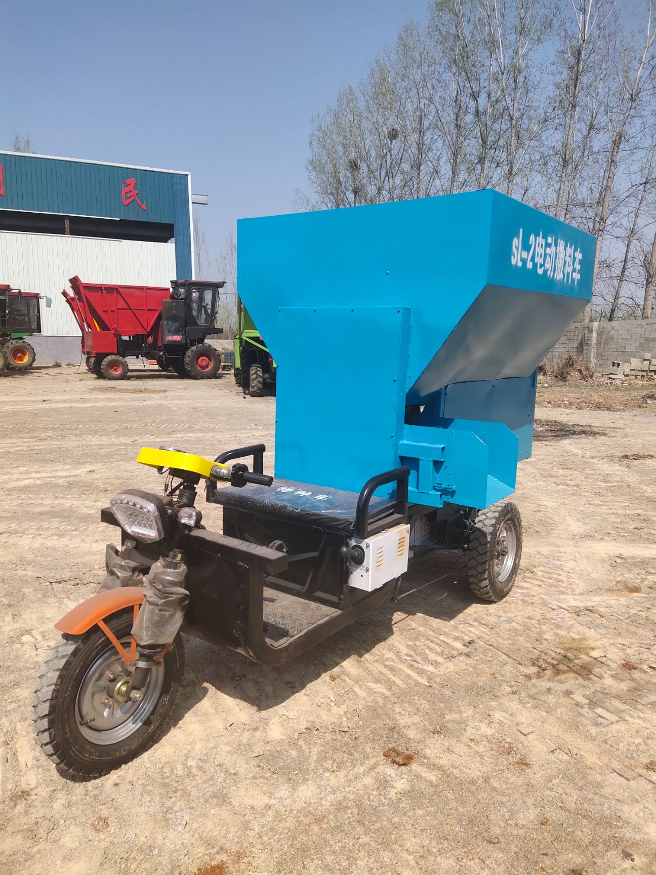饲料撒料车  电动料撒料车，小型电动撒料车，三轮撒料车
