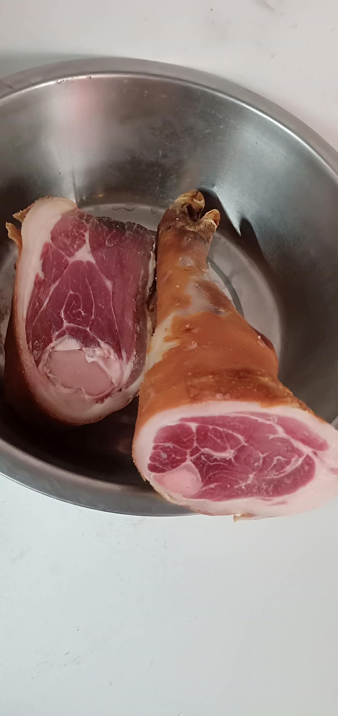 腊猪腿  传统瓦房香柏树枝熏制