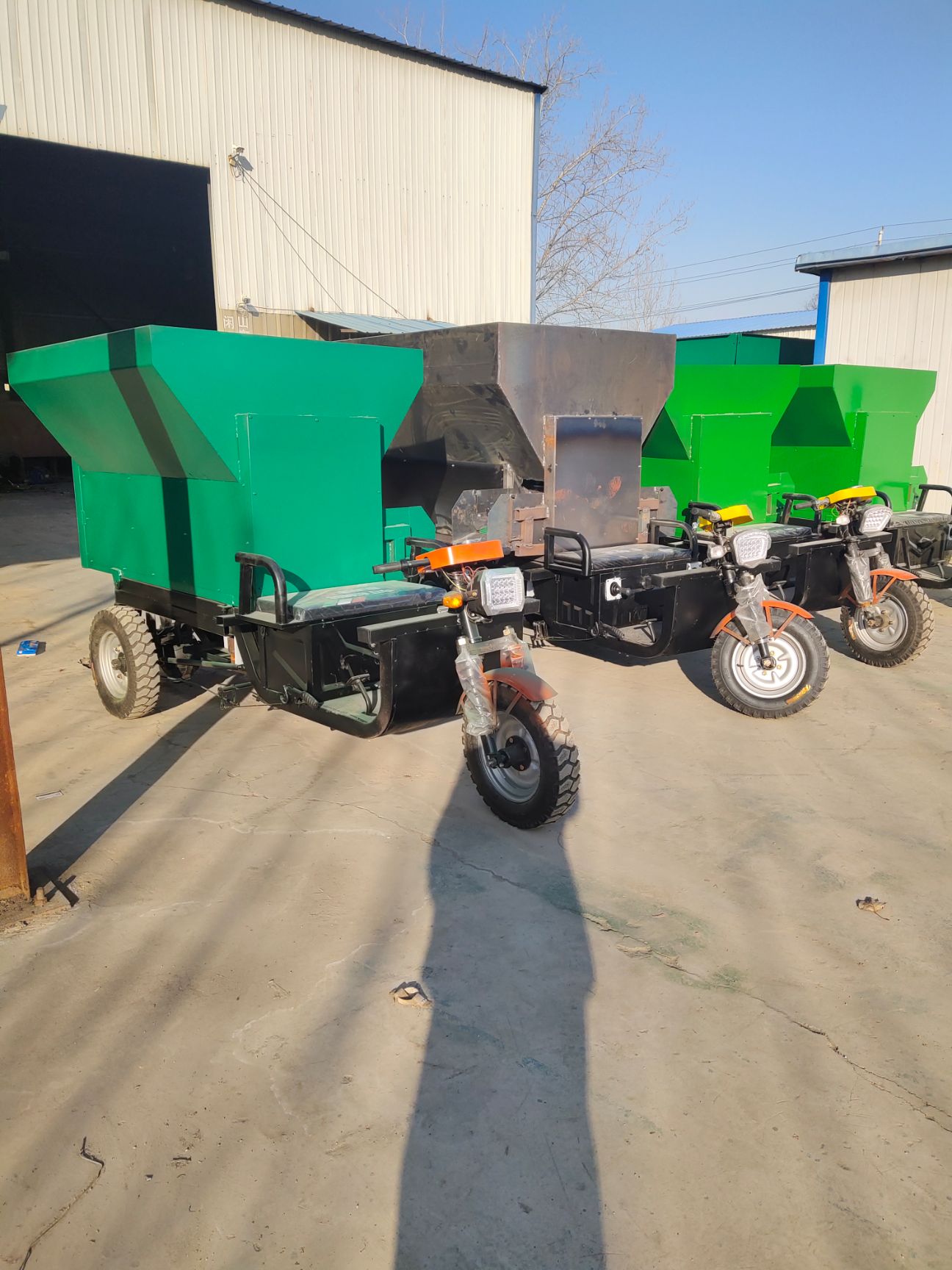 饲料撒料车  电动料撒料车，小型电动撒料车，三轮撒料车