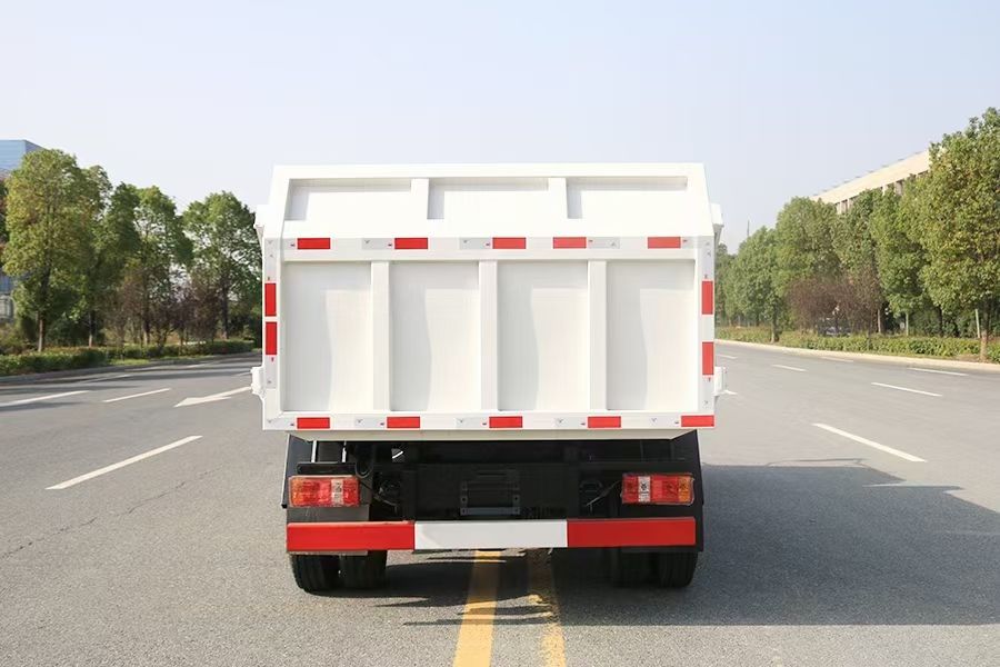  凯马国六压缩对接垃圾车，真国六