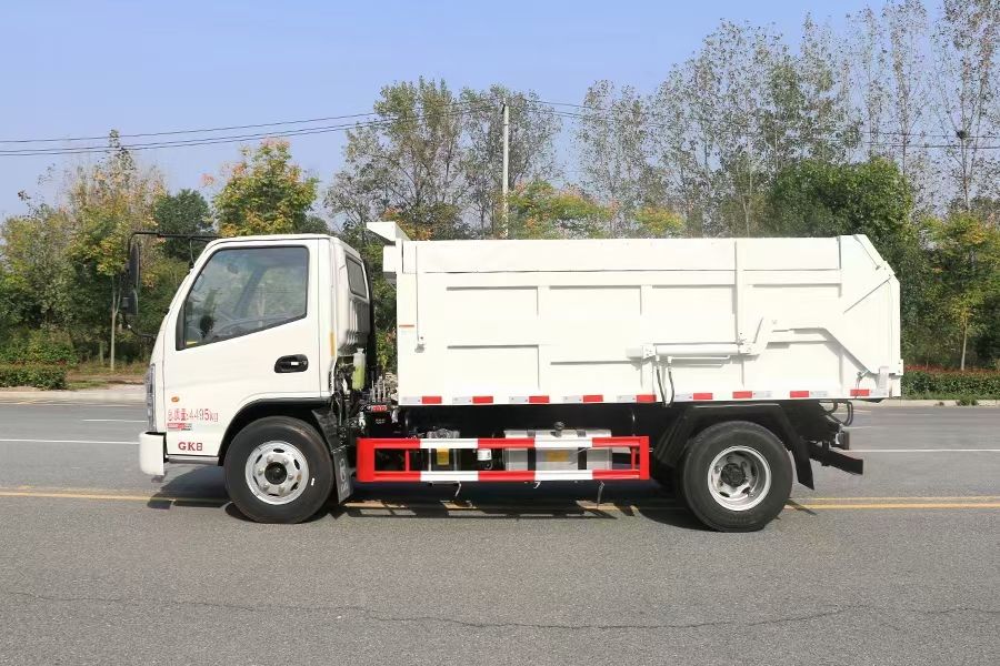  凯马国六压缩对接垃圾车，真国六