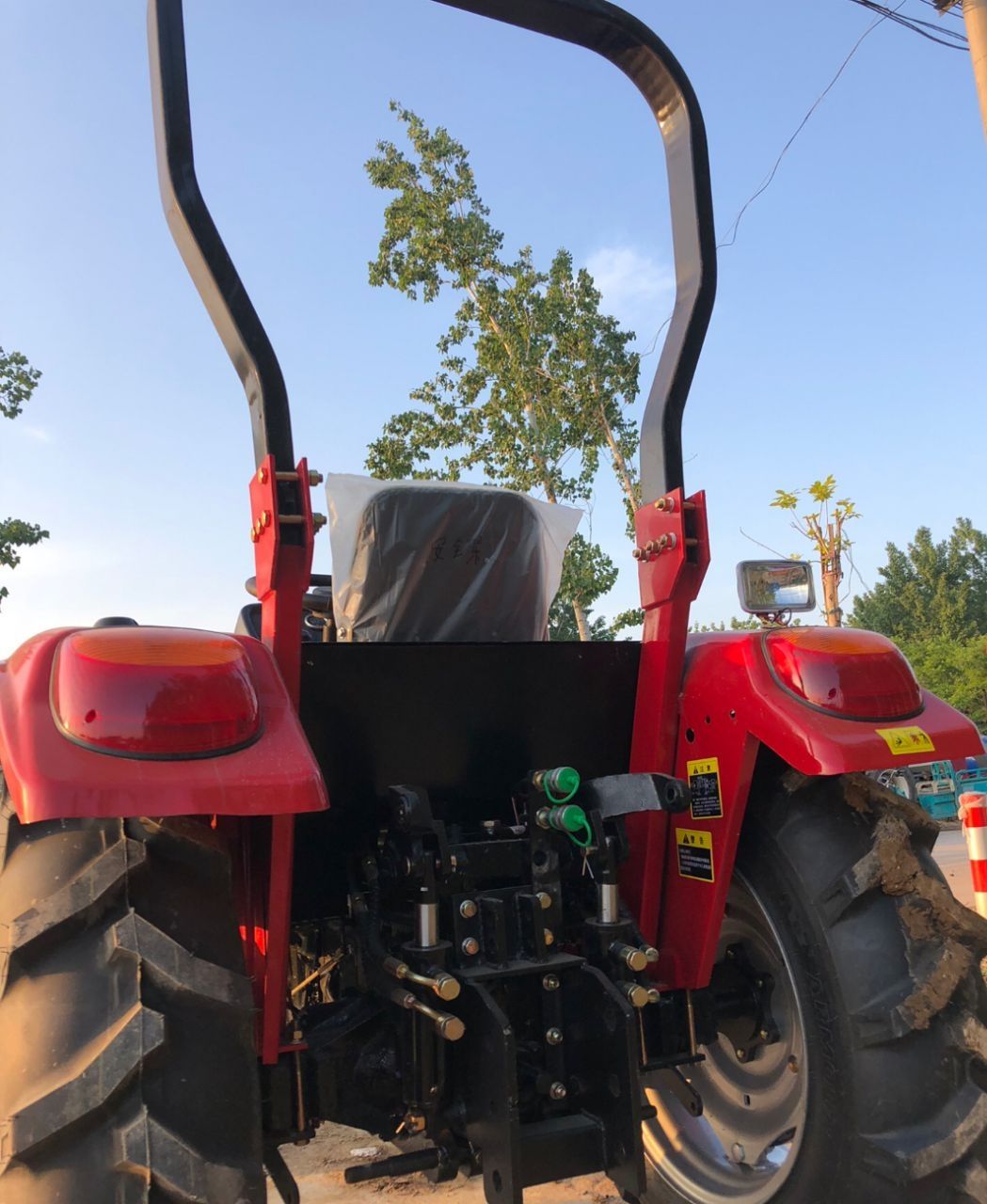 轮式拖拉机  窄轮距四缸四驱拖拉机。低油耗中型耕田四轮旋耕机