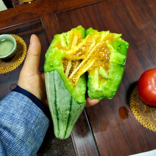 寿光市我公司大量供应嫁接甜瓜苗，质量一流，信誉第一！欢迎考察！