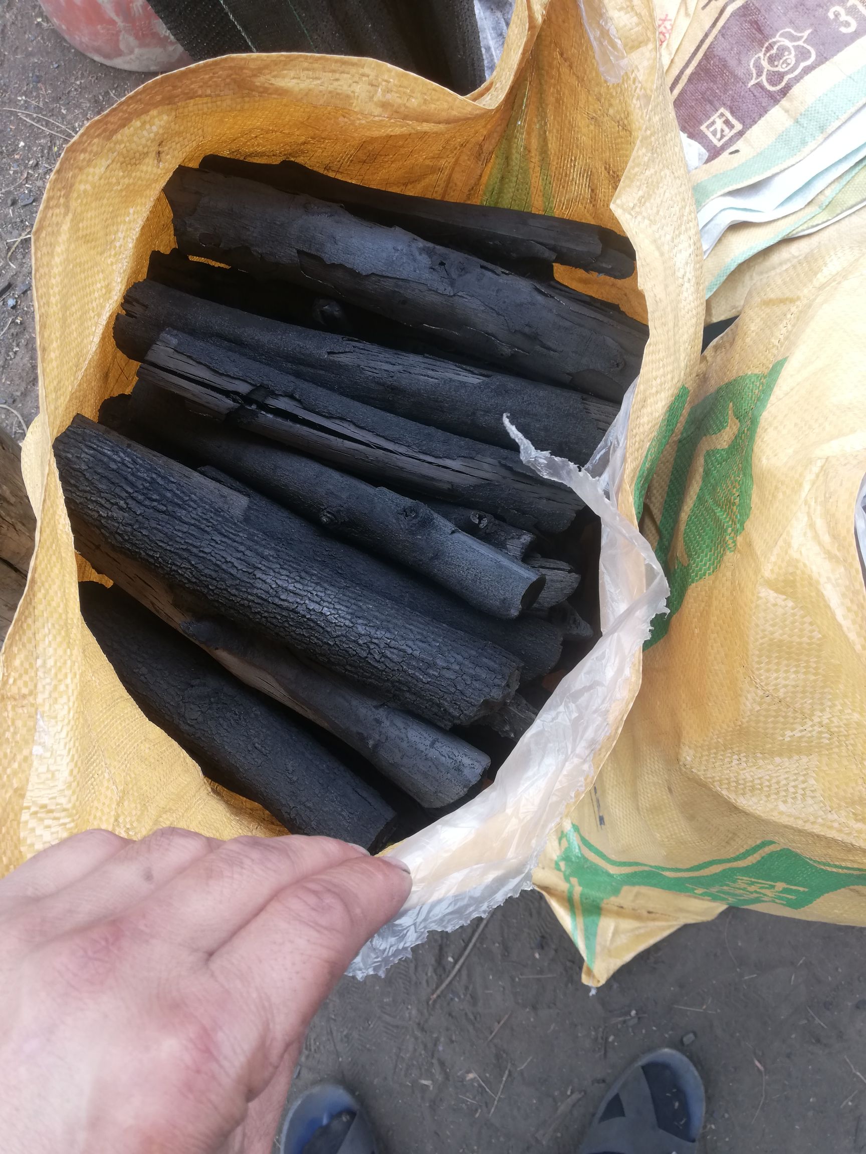 精挑细选的烧烤炭，条炭，相思炭