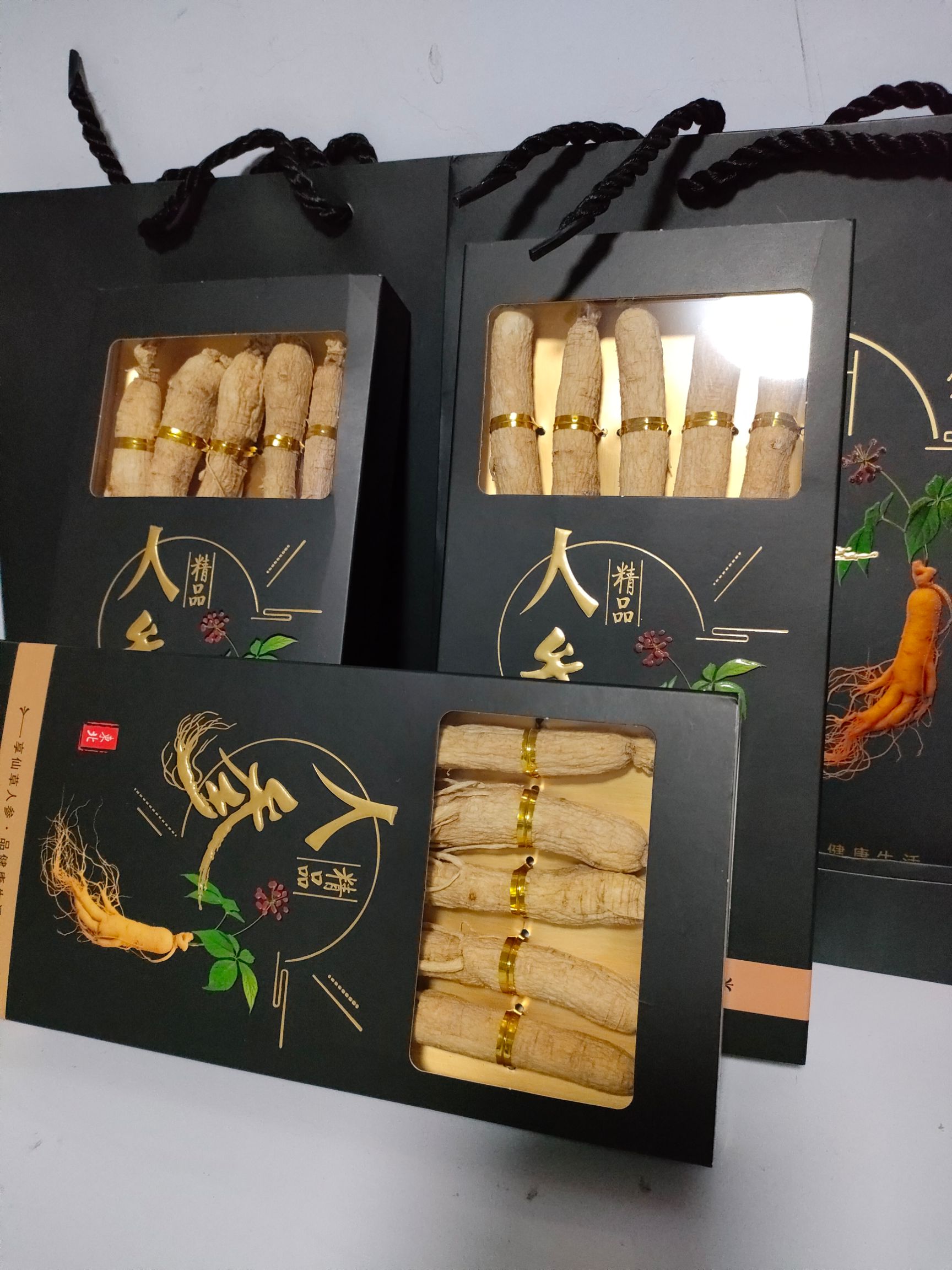 长白山人参小黑盒五支装50-60克一盒送灵芝一个