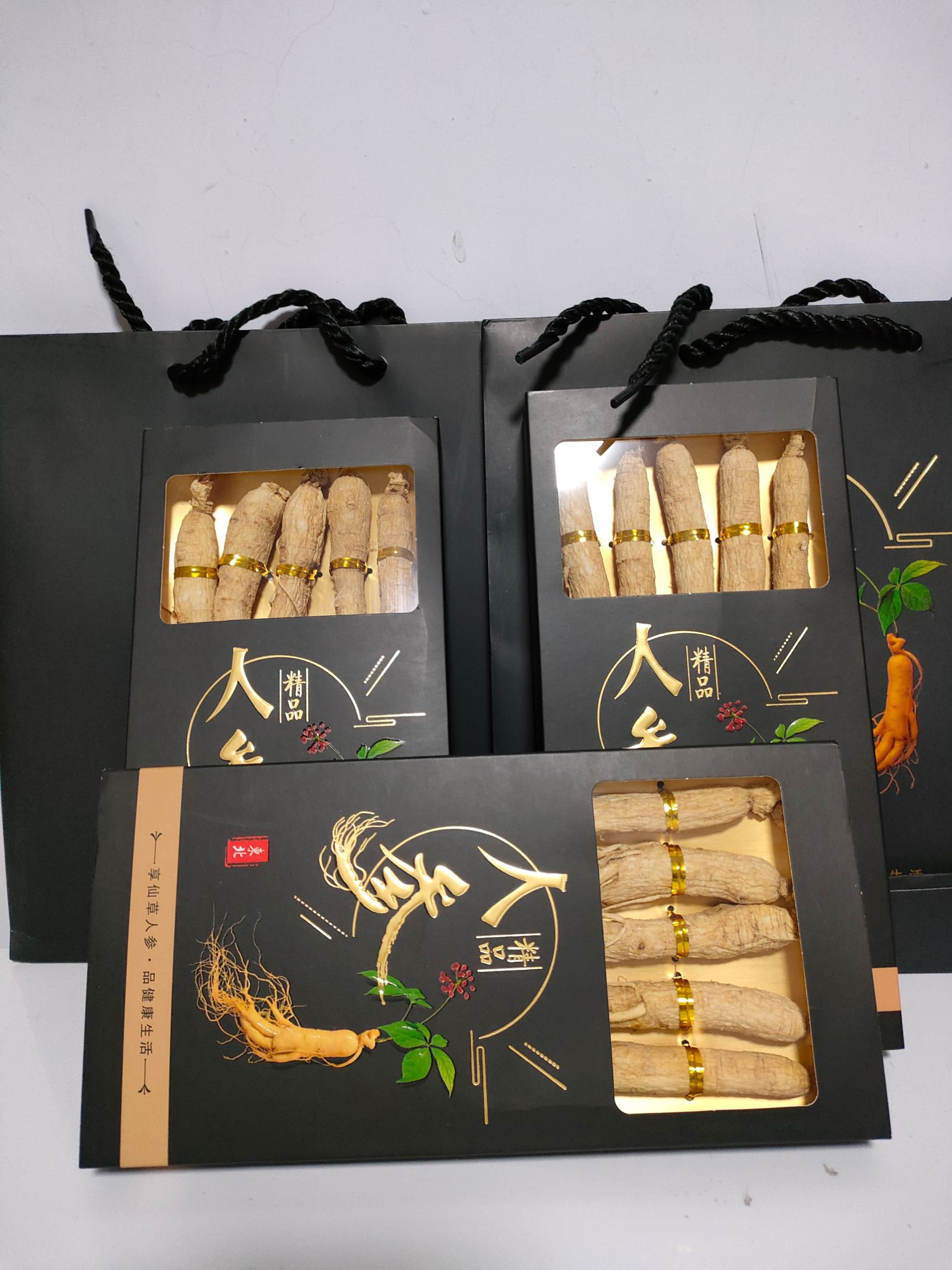 长白山人参小黑盒五支装50-60克一盒送灵芝一个