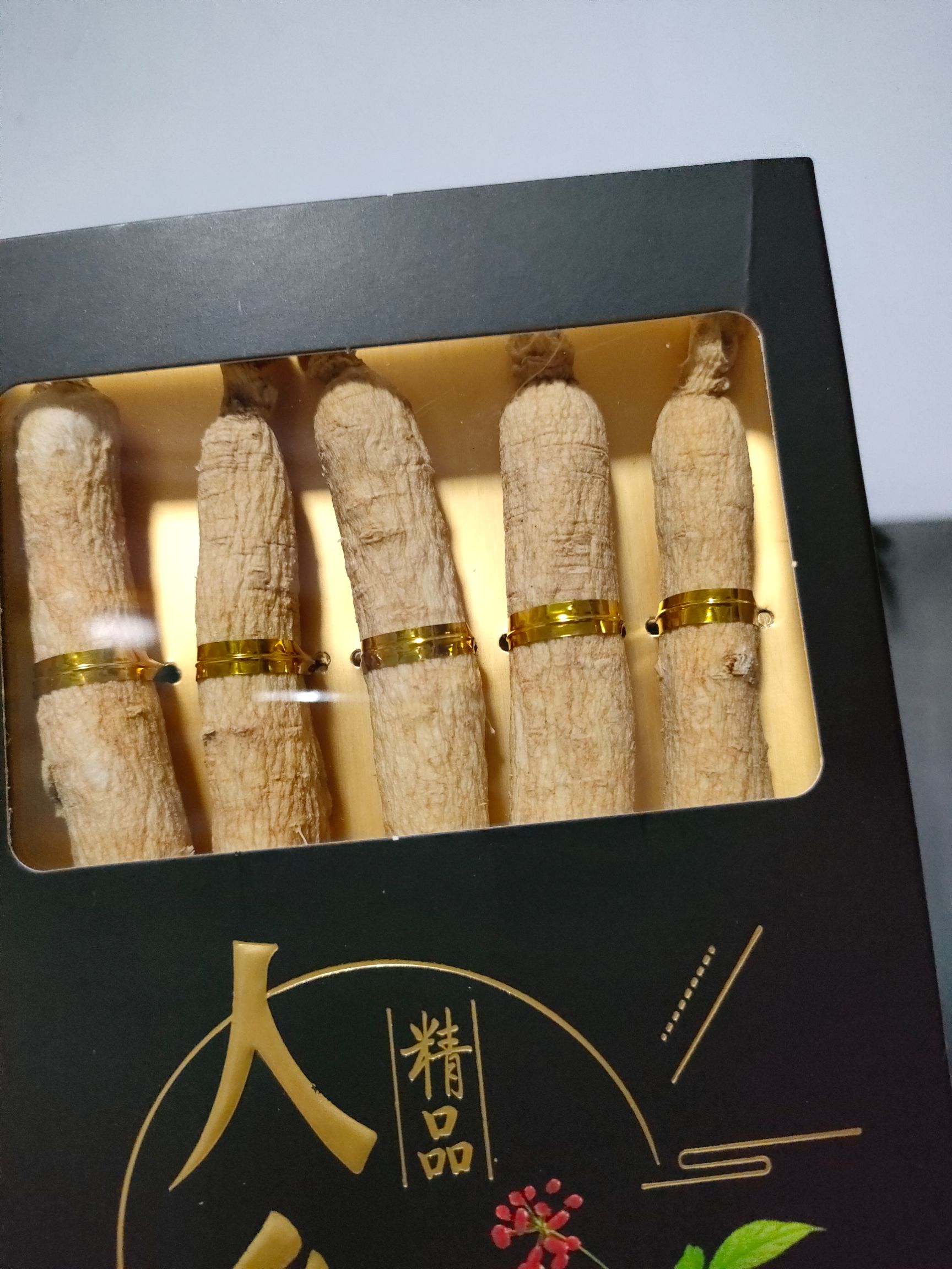 长白山人参小黑盒五支装50-60克一盒送灵芝一个