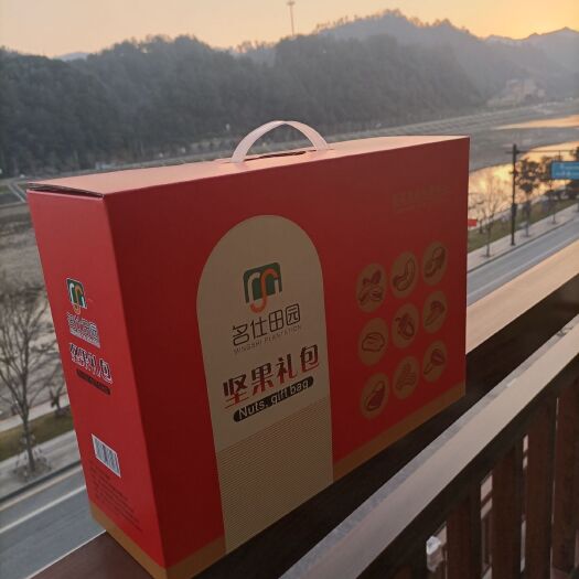 杭州每日坚果 礼盒内装8个品种的坚果，是过年赠送亲朋好友的，价廉物美。