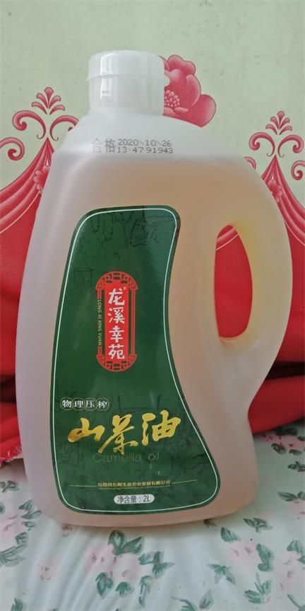 岳阳县压榨山茶油 优质山茶籽经物理压榨加工。