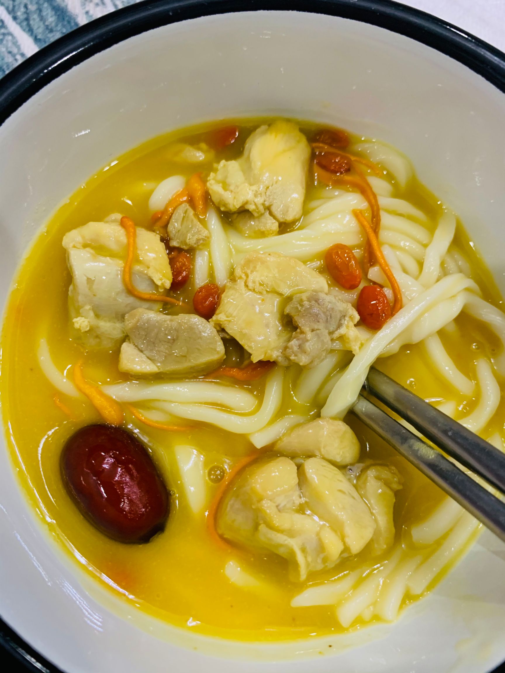 手擀面鲜面牛肉面，鸡汤面，鲜虾面，肉酱拌面