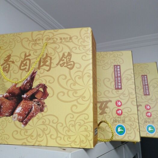 驻马店卤鸽  鑫鸿鹄牌，卤乳鸽香软肉嫩，骨软肉烂，开袋即食。