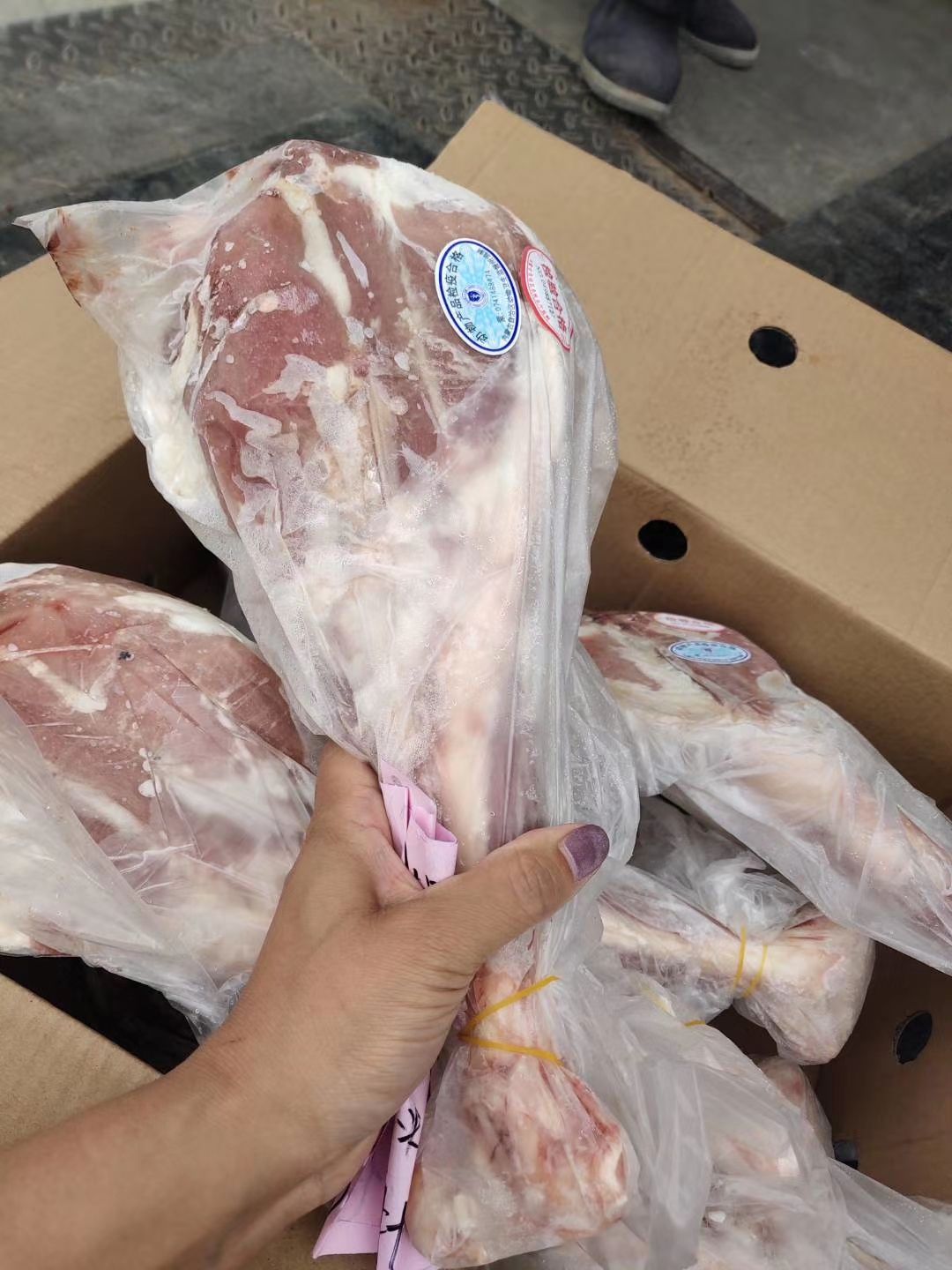 锡林浩特【羔羊带骨后腿】当地草地羊的，每条3.5斤六条装，产地直发！