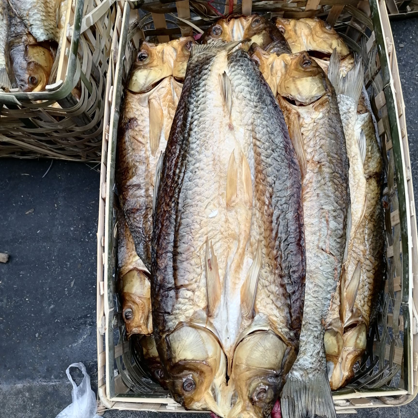 湖南烟熏整条草鱼 腊鱼草鱼 饭店酒店土特产干鱼批发