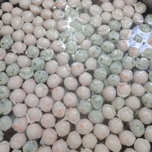 枝江市正宗草鱼糕，自己在家生产的，质量有保证鱼糕，三鲜鱼丸都有
