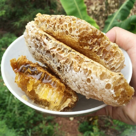 双柏县土蜂蜜  双柏县鄂嘉哀牢山蜂蜜地处海拔2600米的哀牢山，蜂蜜口感香淳