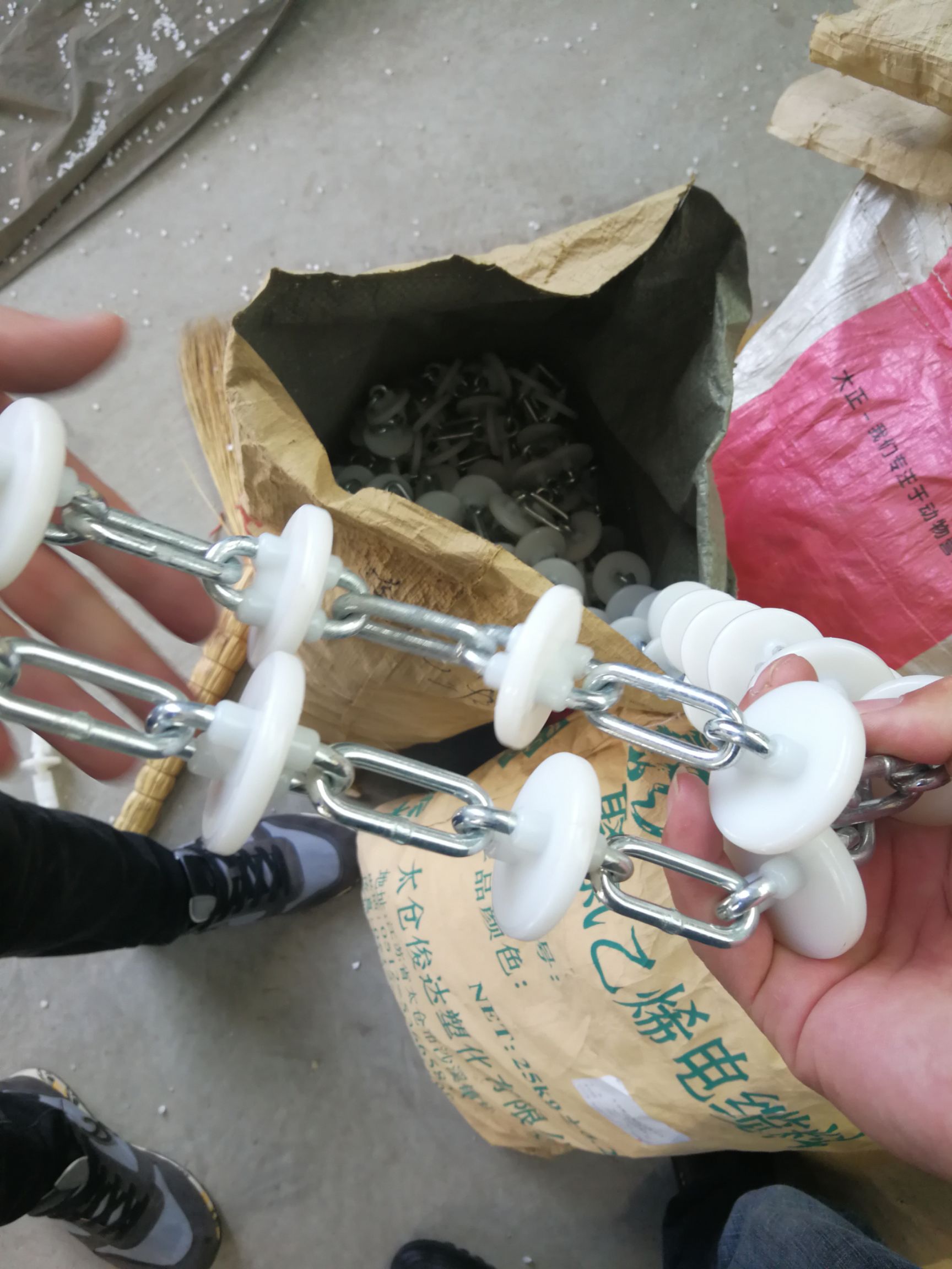 各种养猪设备，安装，包括，全自动料线，全自动刮粪机，环控设备