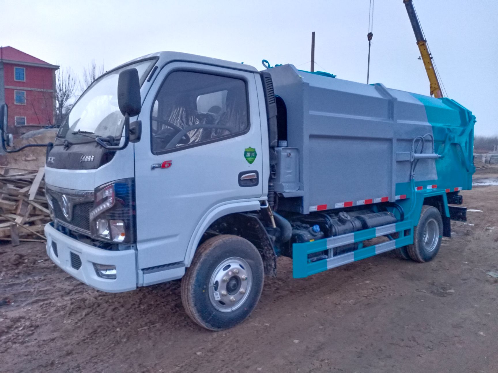 全新国六排放标准东风系列洒水车，垃圾清运车