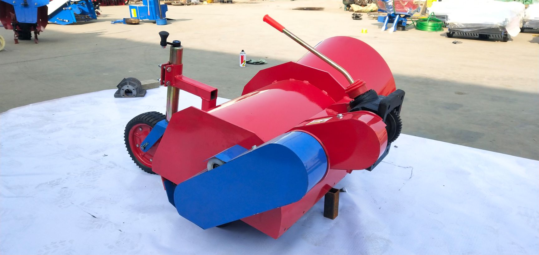 手扶拖拉机葡萄埋藤机小型多功能农用韭菜覆土机盖土机培土机